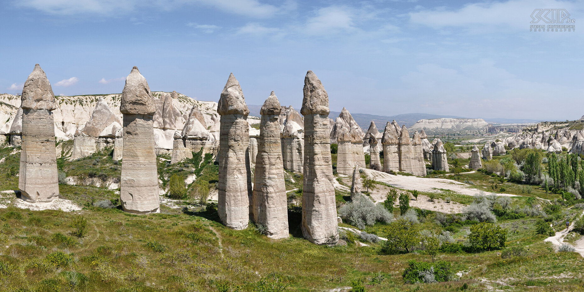 Cappadocië - Love valley Vanuit Uçhisar wandelen we doorheen White Valley (Baglidere) en nadien het prachtige Love Valley met z'n imposante feeënschoorstenen. Stefan Cruysberghs